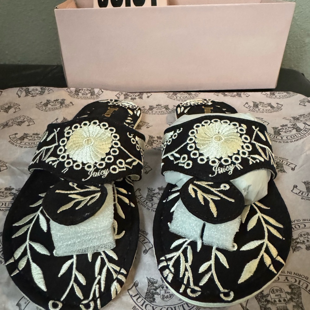 Juicy Couture Black and Cream Tiki Women's Sandals size 6
